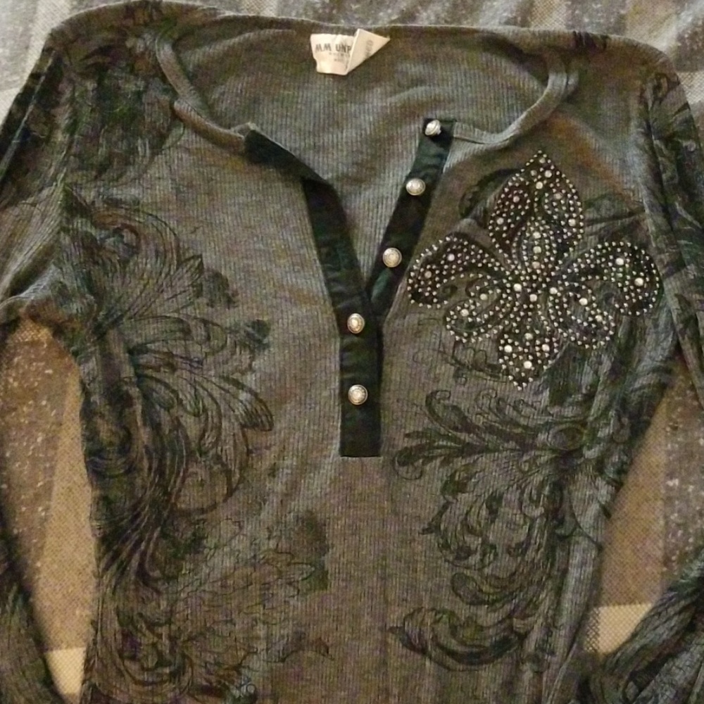 Long sleeve with front pockets